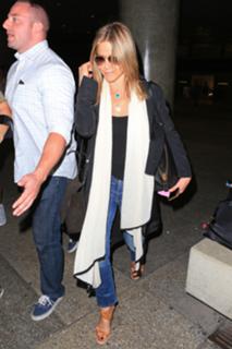 Jennifer Aniston feet photo thumbnail