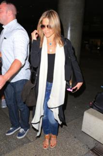 Jennifer Aniston feet photo thumbnail