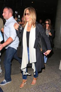 Jennifer Aniston feet photo thumbnail