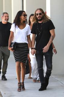 Zoe Saldana feet photo thumbnail
