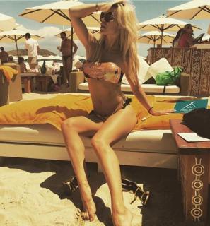 Dorota Rabczewska feet photo thumbnail