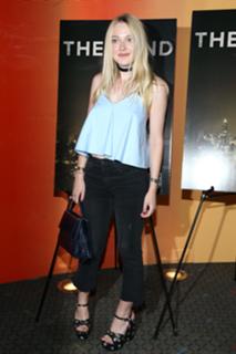 Dakota Fanning feet photo thumbnail