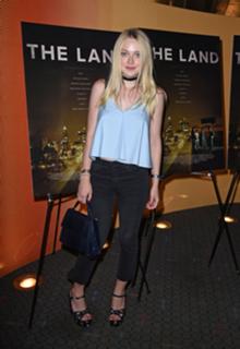 Dakota Fanning feet photo thumbnail