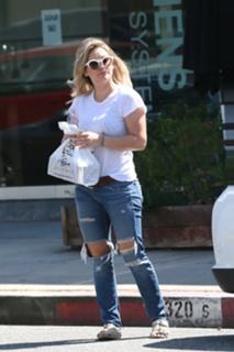 Hilary Duff feet photo thumbnail