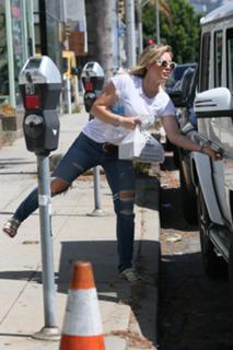 Hilary Duff feet photo thumbnail