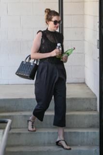 Anne Hathaway feet photo thumbnail