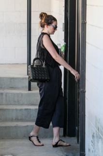 Anne Hathaway feet photo thumbnail