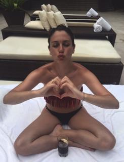 Blanca Suárez feet photo thumbnail