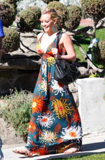Hilary Duff feet photo thumbnail