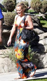 Hilary Duff feet photo thumbnail
