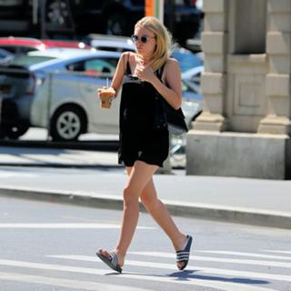 Dakota Fanning feet photo thumbnail
