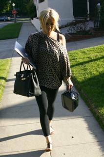 Hilary Duff feet photo thumbnail