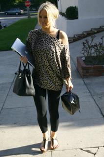 Hilary Duff feet photo thumbnail