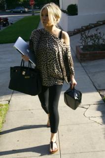 Hilary Duff feet photo thumbnail