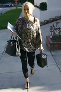 Hilary Duff feet photo thumbnail