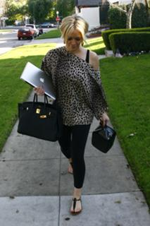 Hilary Duff feet photo thumbnail