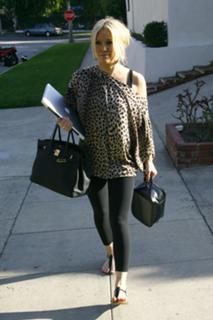 Hilary Duff feet photo thumbnail