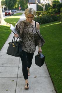 Hilary Duff feet photo thumbnail