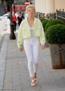 Pixie Lott feet photo thumbnail