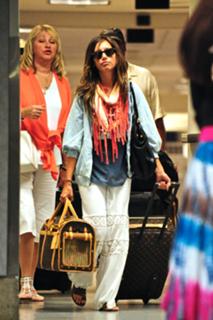 Ashley Tisdale feet photo thumbnail