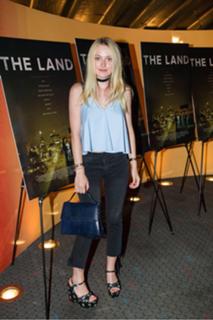 Dakota Fanning feet photo thumbnail