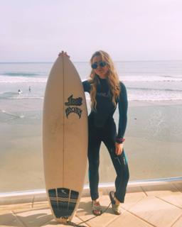 Kathryn Newton feet photo thumbnail