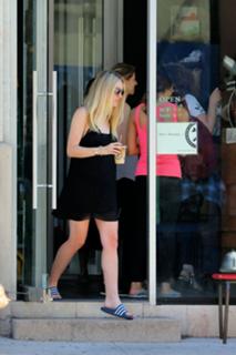 Dakota Fanning feet photo thumbnail