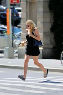 Dakota Fanning feet photo thumbnail