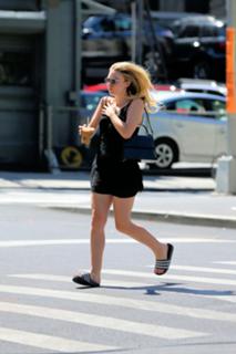 Dakota Fanning feet photo thumbnail