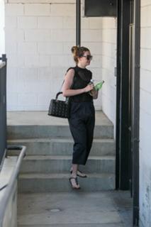 Anne Hathaway feet photo thumbnail