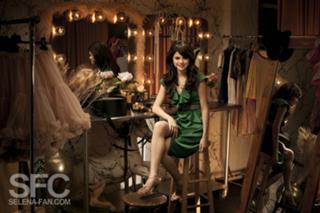 Selena Gomez feet photo thumbnail