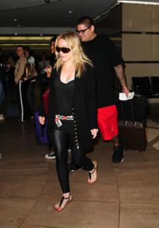Hilary Duff feet photo thumbnail