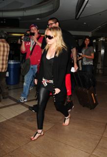 Hilary Duff feet photo thumbnail