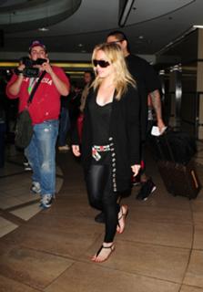 Hilary Duff feet photo thumbnail