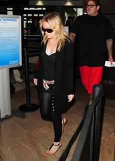 Hilary Duff feet photo thumbnail