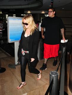 Hilary Duff feet photo thumbnail
