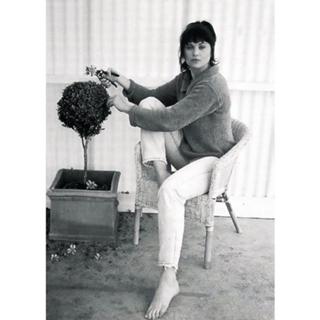 Lucy Lawless feet photo thumbnail