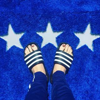 Katy Perry feet photo thumbnail