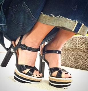 Adriane Galisteu feet photo thumbnail