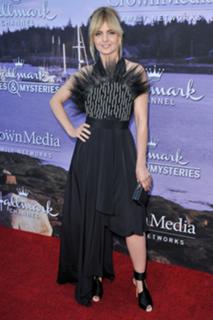 Mena Suvari feet photo thumbnail
