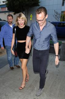 Taylor Swift feet photo thumbnail