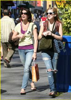 Ashley Greene feet photo thumbnail
