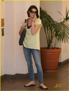 Ashley Greene feet photo thumbnail