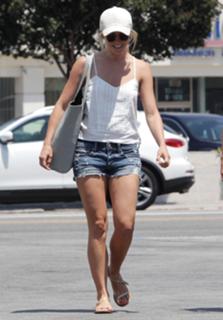 Julianne Hough feet photo thumbnail