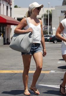Julianne Hough feet photo thumbnail