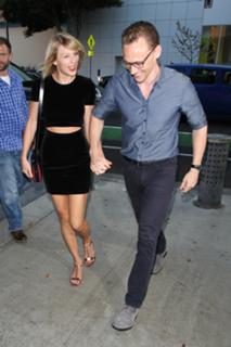 Taylor Swift feet photo thumbnail