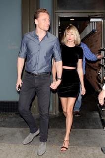 Taylor Swift feet photo thumbnail