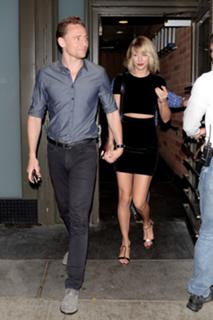 Taylor Swift feet photo thumbnail