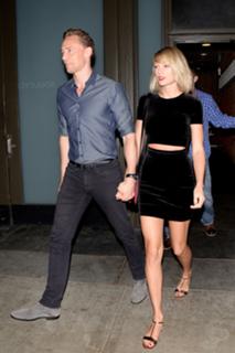 Taylor Swift feet photo thumbnail