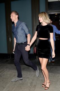 Taylor Swift feet photo thumbnail